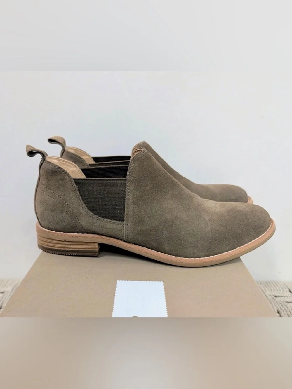 Clarks Edenvale Page Olive Suede Chelsea Booties – Women’s Size 8.5M